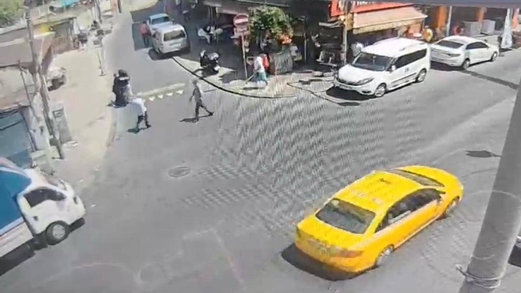 Beyoğlu'nda polis, motosiklet ile kaçan gaspçıların üzerine atlayarak yakaladı; o anlar kamerada 4