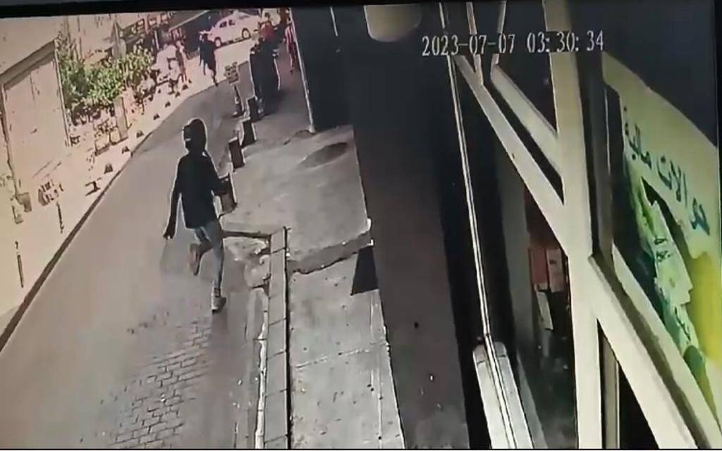 Beyoğlu'nda polis, motosiklet ile kaçan gaspçıların üzerine atlayarak yakaladı; o anlar kamerada 2
