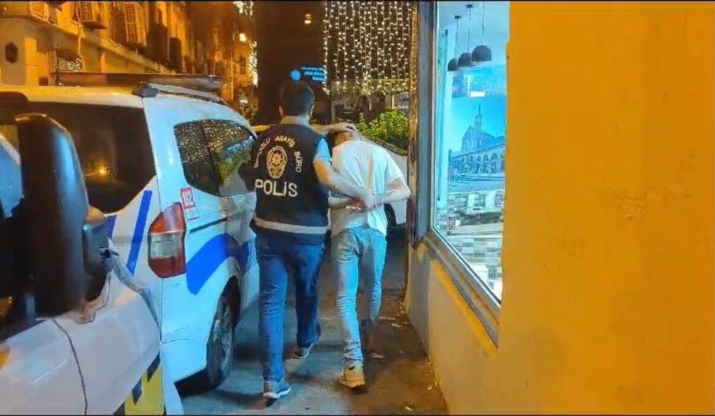 Beyoğlu'nda polis, motosiklet ile kaçan gaspçıların üzerine atlayarak yakaladı; o anlar kamerada 1