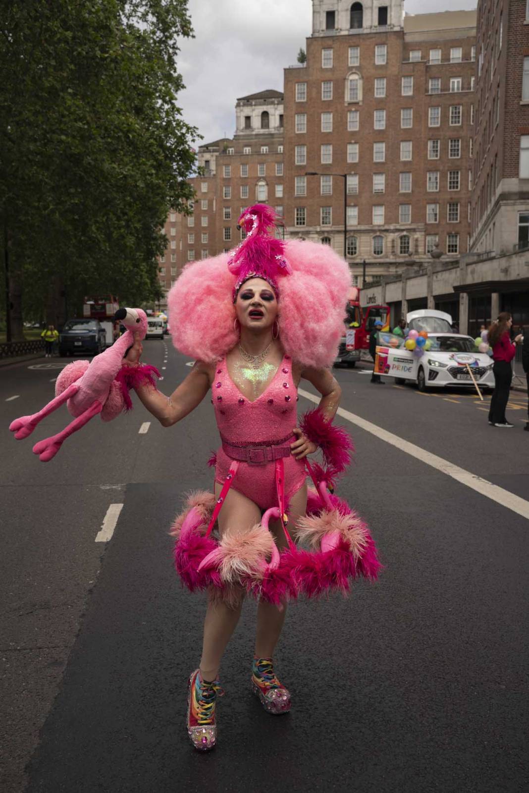Londra'da on binlerce kişinin katılımıyla Pride'ın 51. yıl dönümü kutlandı 17