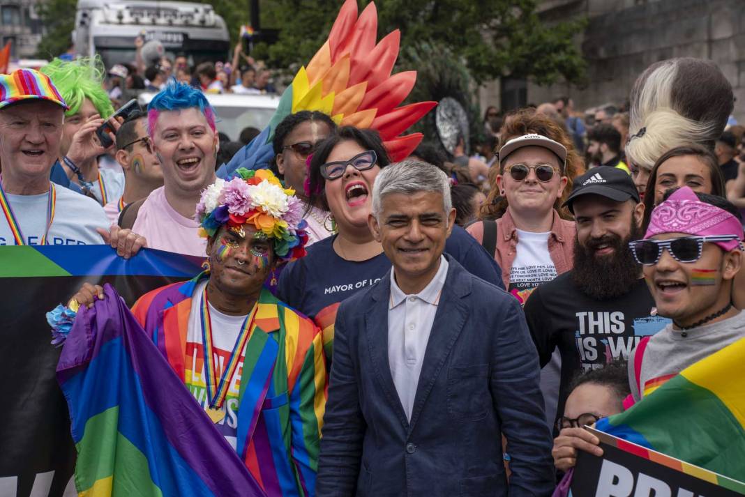 Londra'da on binlerce kişinin katılımıyla Pride'ın 51. yıl dönümü kutlandı 9