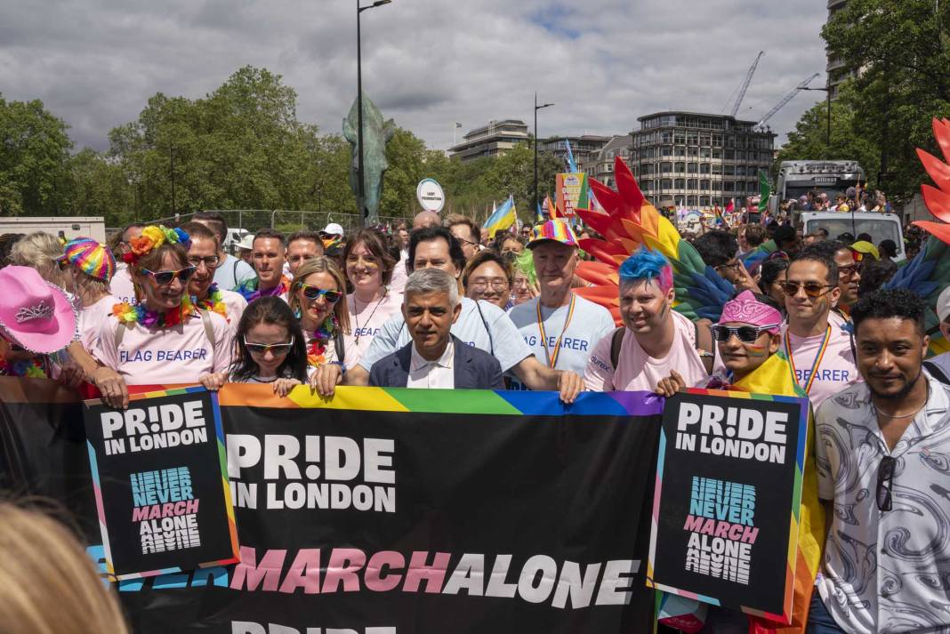 Londra'da on binlerce kişinin katılımıyla Pride'ın 51. yıl dönümü kutlandı 4