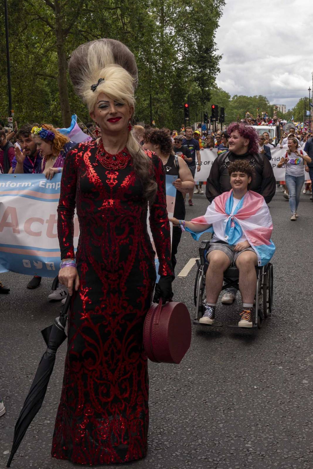 Londra'da on binlerce kişinin katılımıyla Pride'ın 51. yıl dönümü kutlandı 19