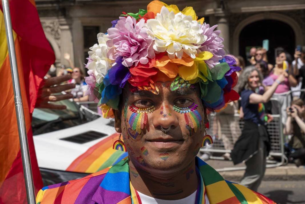 Londra'da on binlerce kişinin katılımıyla Pride'ın 51. yıl dönümü kutlandı 25