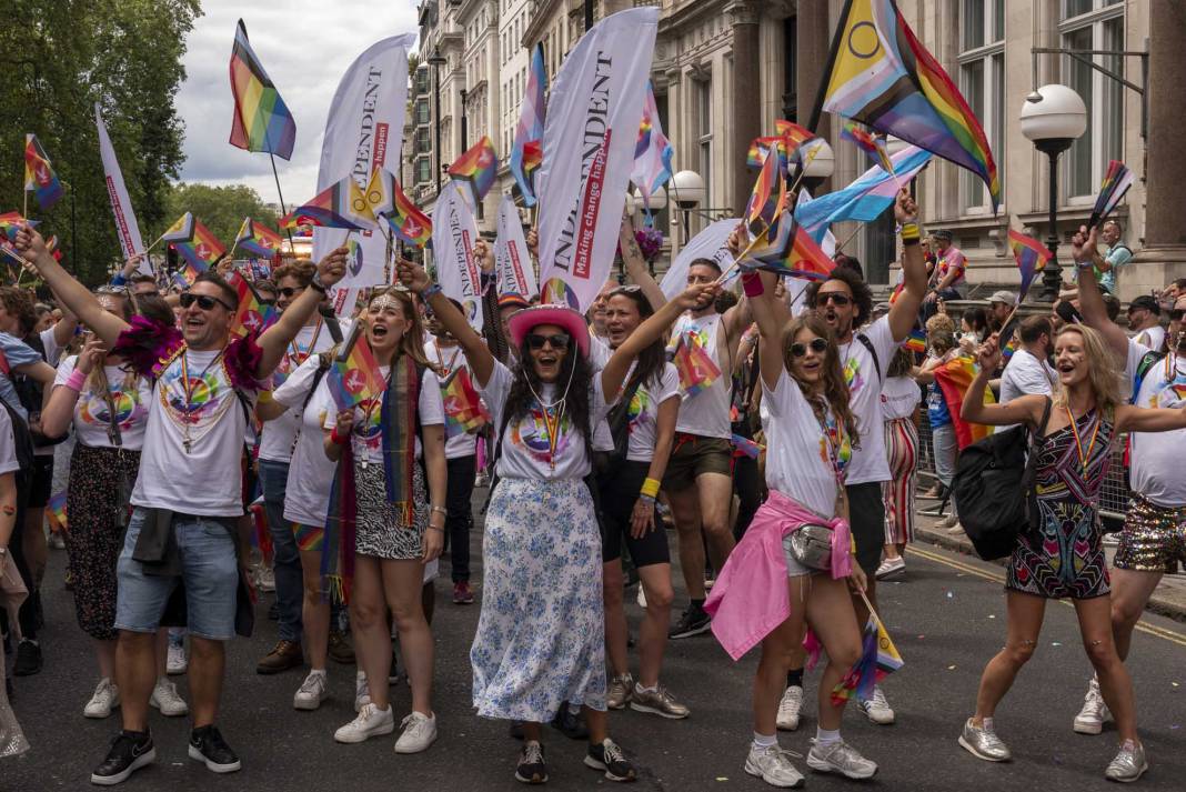 Londra'da on binlerce kişinin katılımıyla Pride'ın 51. yıl dönümü kutlandı 12