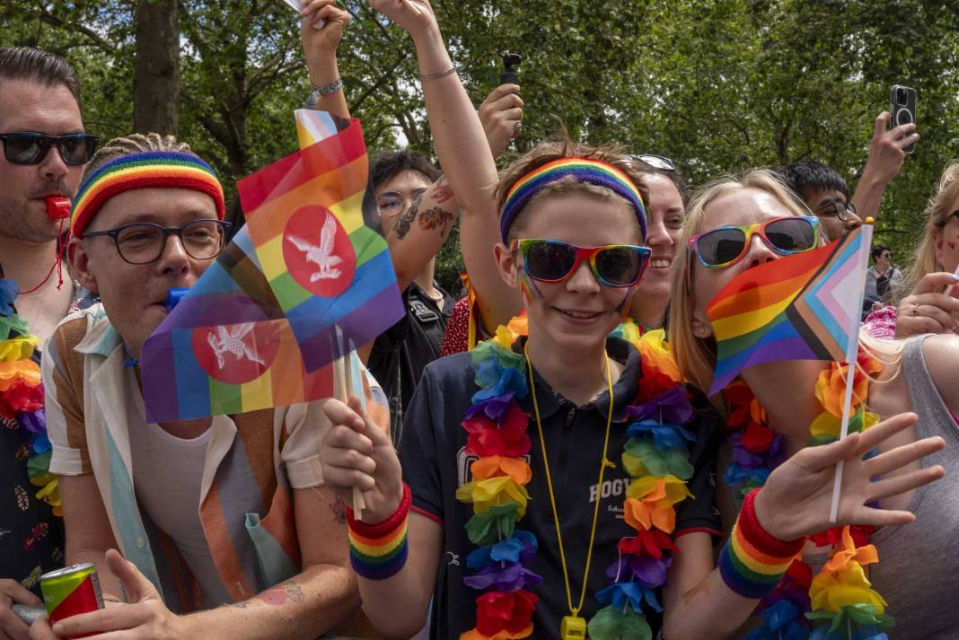 Londra'da on binlerce kişinin katılımıyla Pride'ın 51. yıl dönümü kutlandı 5