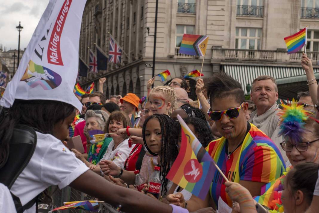 Londra'da on binlerce kişinin katılımıyla Pride'ın 51. yıl dönümü kutlandı 26
