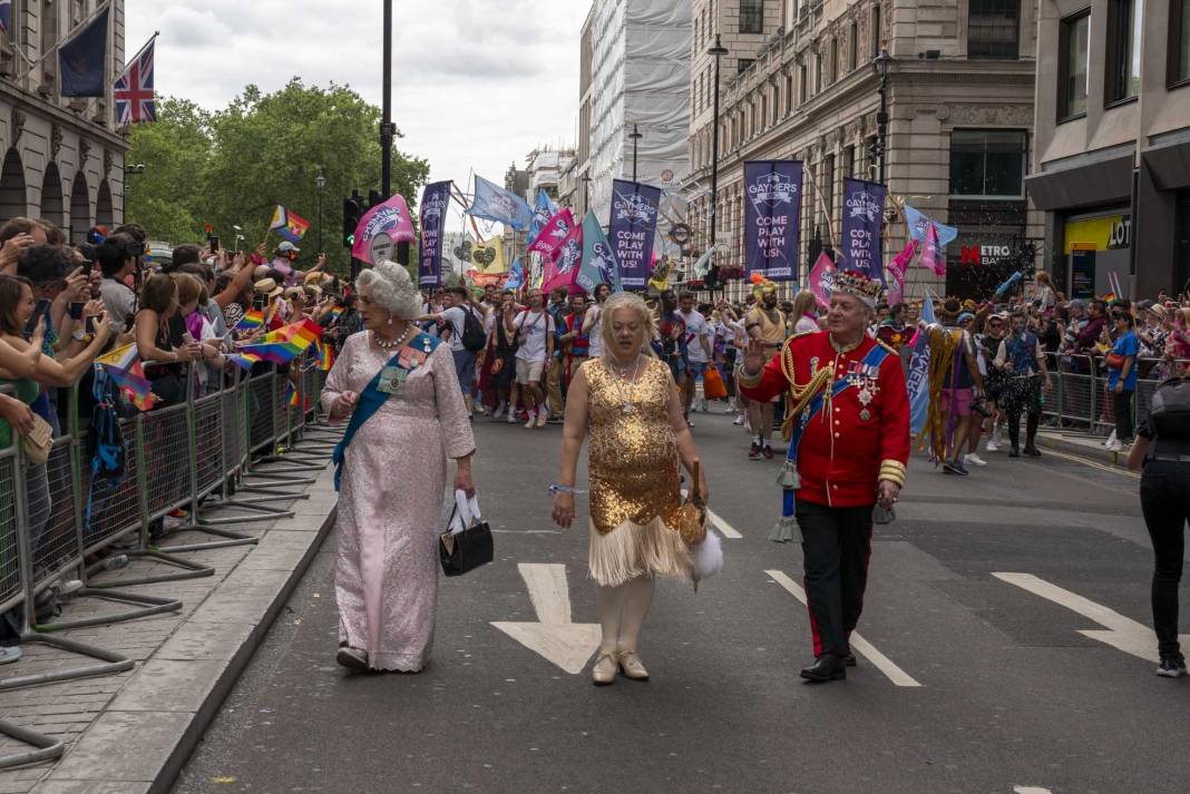 Londra'da on binlerce kişinin katılımıyla Pride'ın 51. yıl dönümü kutlandı 24