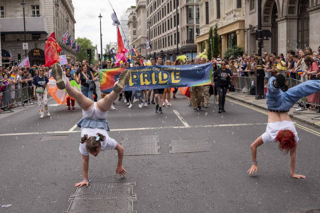 Londra'da on binlerce kişinin katılımıyla Pride'ın 51. yıl dönümü kutlandı 2