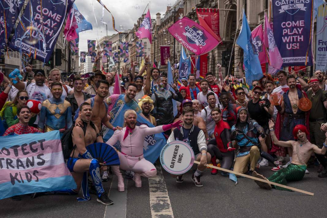 Londra'da on binlerce kişinin katılımıyla Pride'ın 51. yıl dönümü kutlandı 11
