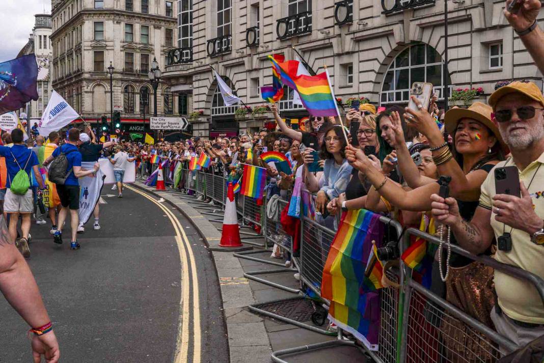 Londra'da on binlerce kişinin katılımıyla Pride'ın 51. yıl dönümü kutlandı 27