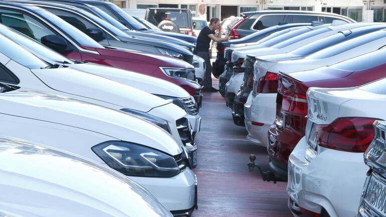 Araba fiyatlarıyla ilgili dikkat çeken gelişme, ikinci el otomobilde fiyatlar düşüyor: 100-150 bin liralık farklar... 2