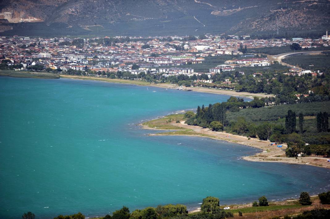 İznik Gölü’nde alg patlaması: Rengi turkuaza döndü 6