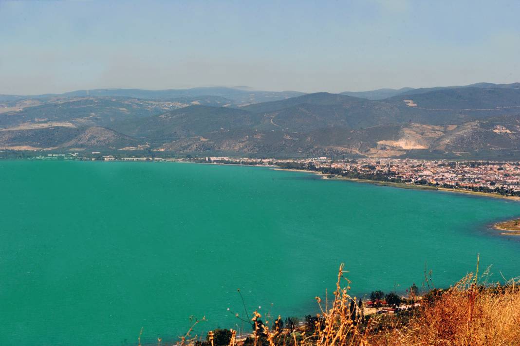 İznik Gölü’nde alg patlaması: Rengi turkuaza döndü 3