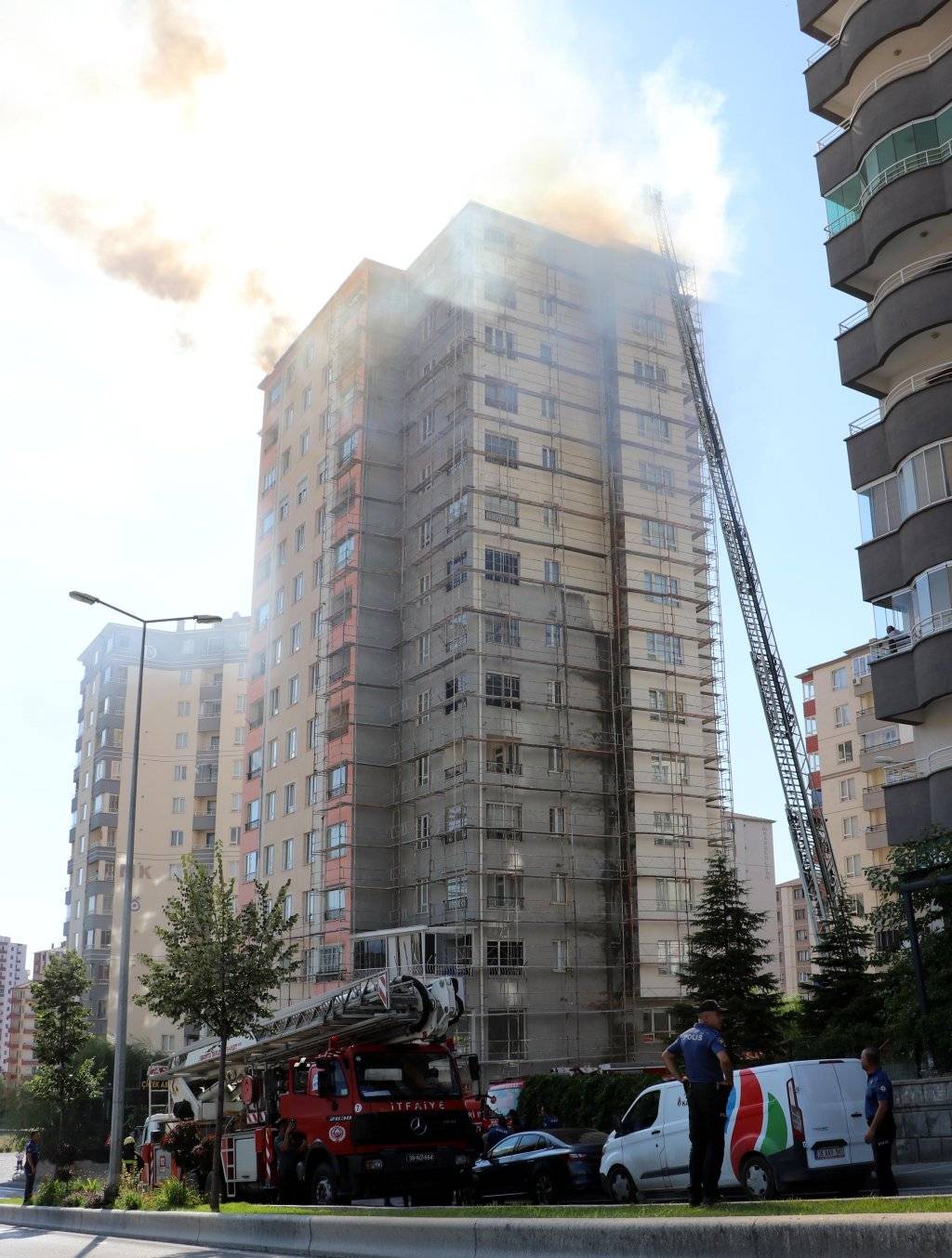 Kayseri'de 13 katlı binanın çatısında yangın çıktı: 1 kişi yaşamını yitirdi, 3 kişi yaralı 3