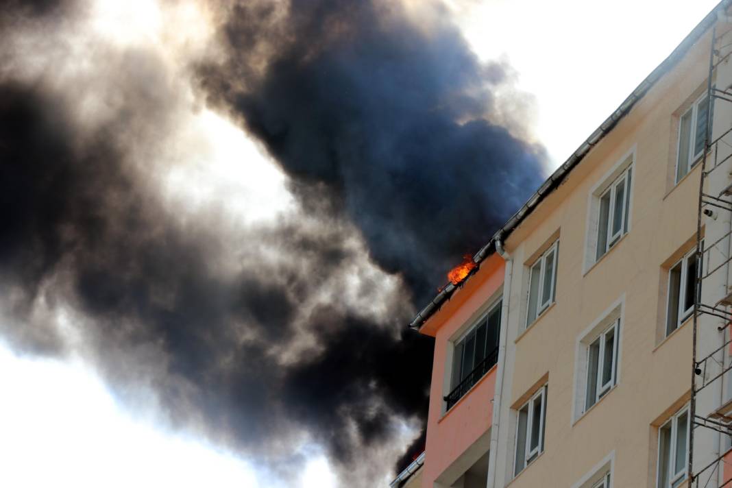 Kayseri'de 13 katlı binanın çatısında yangın çıktı: 1 kişi yaşamını yitirdi, 3 kişi yaralı 5