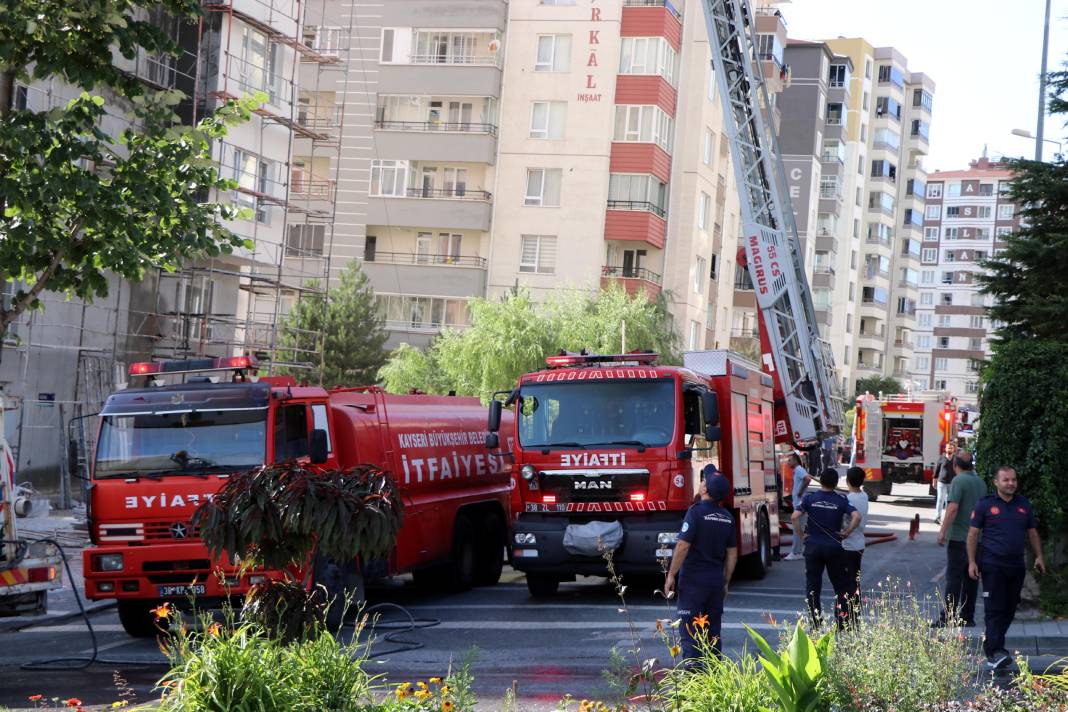 Kayseri'de 13 katlı binanın çatısında yangın çıktı: 1 kişi yaşamını yitirdi, 3 kişi yaralı 1