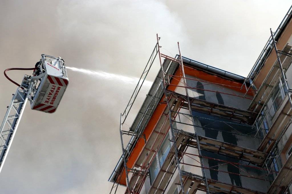 Kayseri'de 13 katlı binanın çatısında yangın çıktı: 1 kişi yaşamını yitirdi, 3 kişi yaralı 2