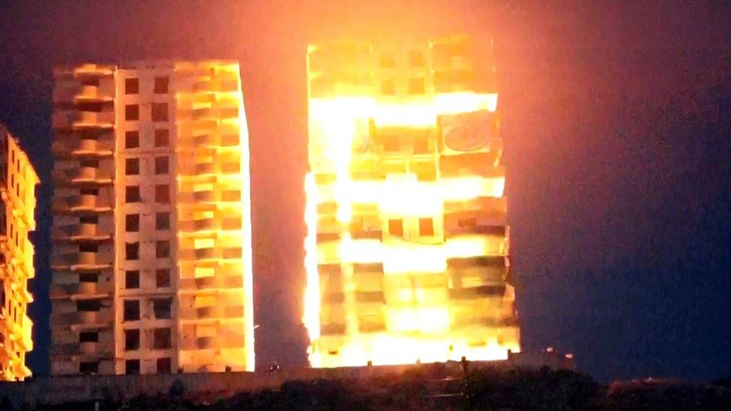 Kahramanmaraş'ta 12 katlı hasarlı bina 130 kilo patlayıcı kullanılarak yıkıldı 6
