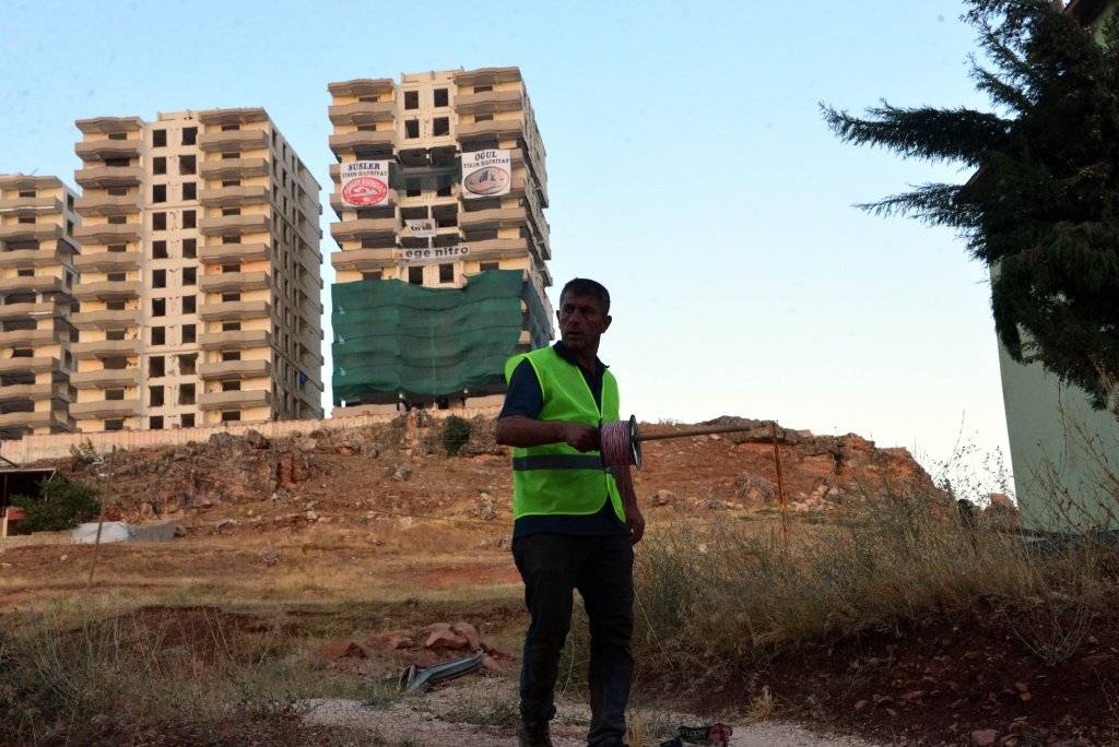 Kahramanmaraş'ta 12 katlı hasarlı bina 130 kilo patlayıcı kullanılarak yıkıldı 2