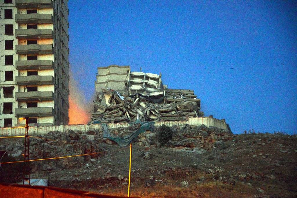 Kahramanmaraş'ta 12 katlı hasarlı bina 130 kilo patlayıcı kullanılarak yıkıldı 3