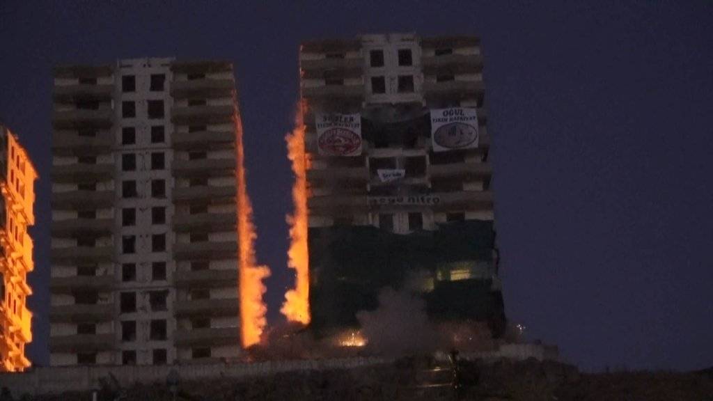 Kahramanmaraş'ta 12 katlı hasarlı bina 130 kilo patlayıcı kullanılarak yıkıldı 5
