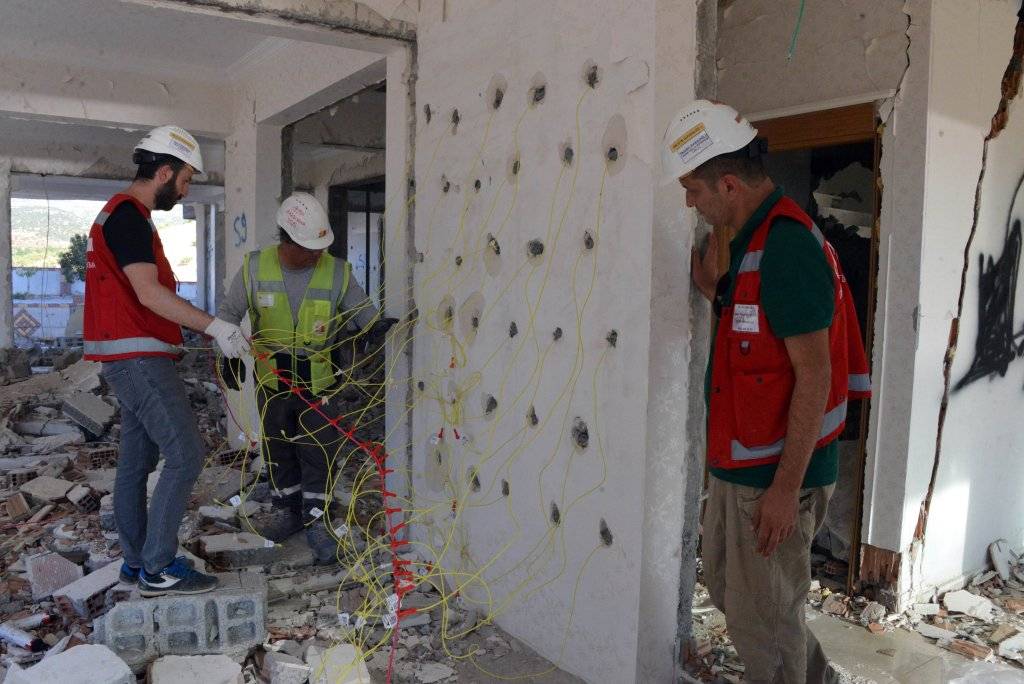Kahramanmaraş'ta 12 katlı hasarlı bina 130 kilo patlayıcı kullanılarak yıkıldı 1