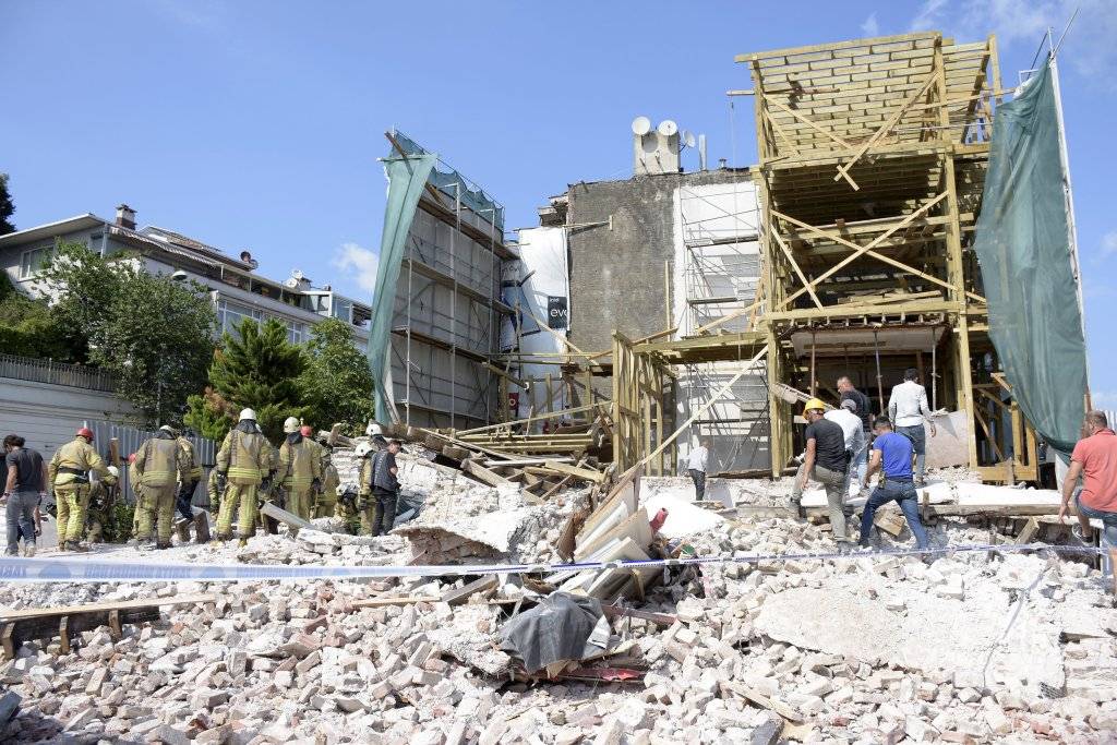 Kuruçeşme'de restorasyon çalışmalarında 4 katlı bina çöktü: 1 ölü, 1 yaralı 8