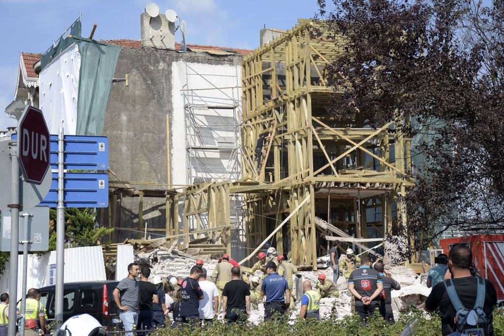 Kuruçeşme'de restorasyon çalışmalarında 4 katlı bina çöktü: 1 ölü, 1 yaralı 7