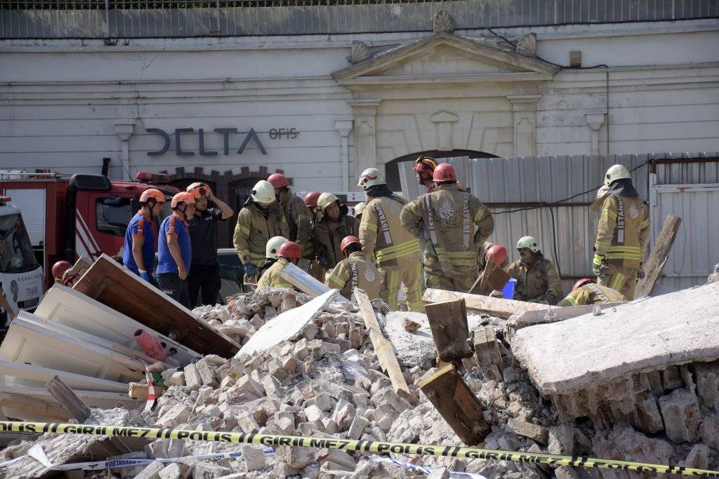 Kuruçeşme'de restorasyon çalışmalarında 4 katlı bina çöktü: 1 ölü, 1 yaralı 2