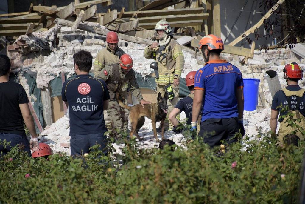 Kuruçeşme'de restorasyon çalışmalarında 4 katlı bina çöktü: 1 ölü, 1 yaralı 4