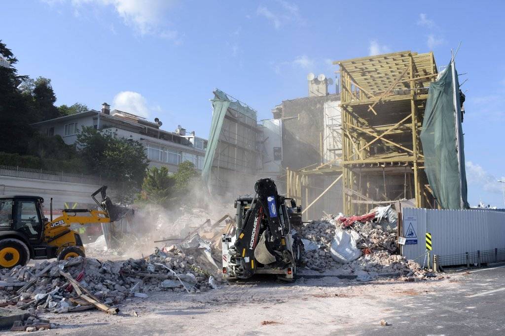 Kuruçeşme'de restorasyon çalışmalarında 4 katlı bina çöktü: 1 ölü, 1 yaralı 1