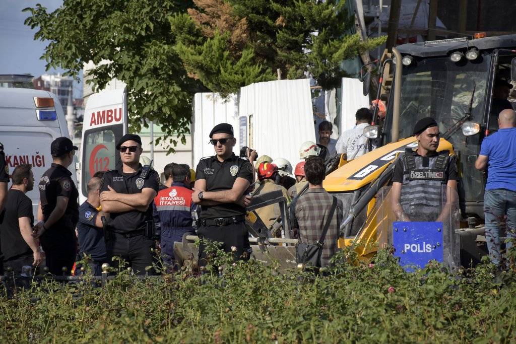 Kuruçeşme'de restorasyon çalışmalarında 4 katlı bina çöktü: 1 ölü, 1 yaralı 3