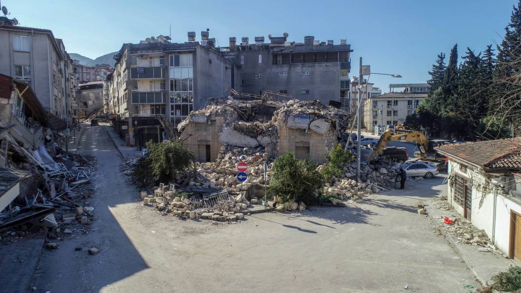 Hatay'da depremde zarar gören 16 kilise hasarlı; cemaat tadilat bekliyor 7