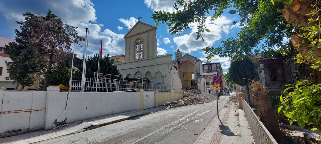 Hatay'da depremde zarar gören 16 kilise hasarlı; cemaat tadilat bekliyor 5
