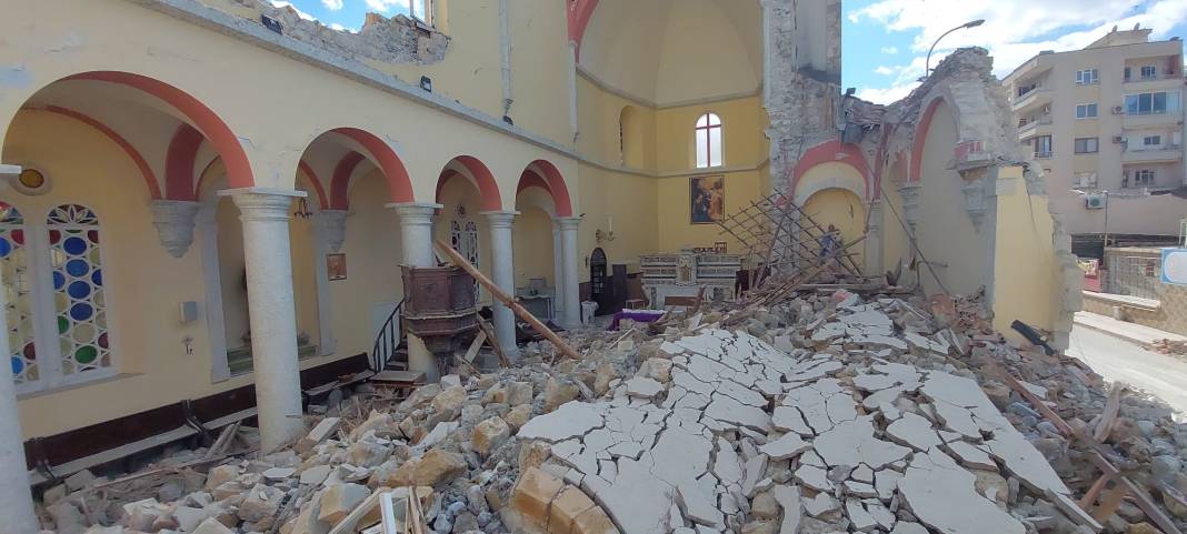 Hatay'da depremde zarar gören 16 kilise hasarlı; cemaat tadilat bekliyor 3