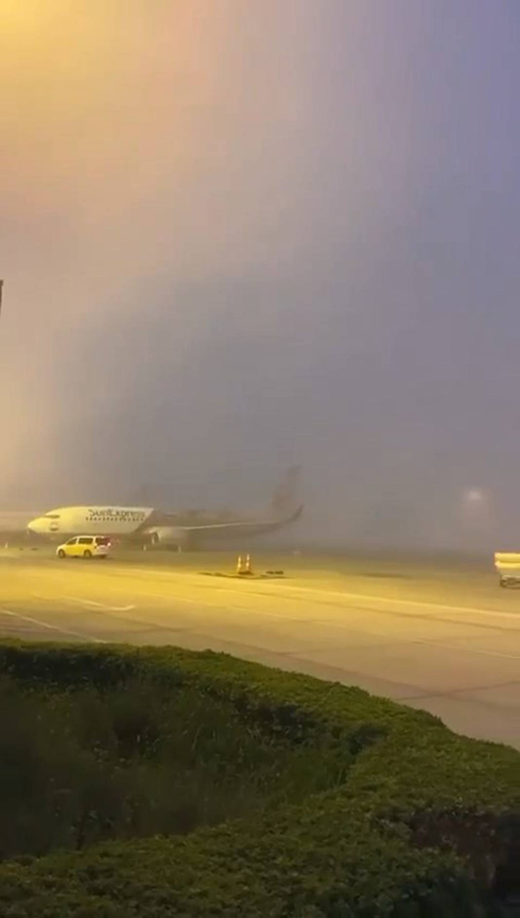 Antalya'da nem bulutları nedeniyle uçaklar iniş yapamadı 9
