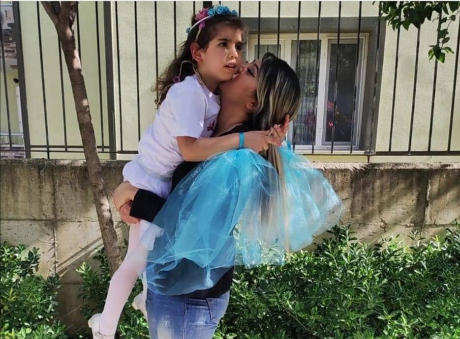 Depremden 180 gün sonra Rönesans Rezidans'ta kızı ve torununun cenazesine ulaştı 3