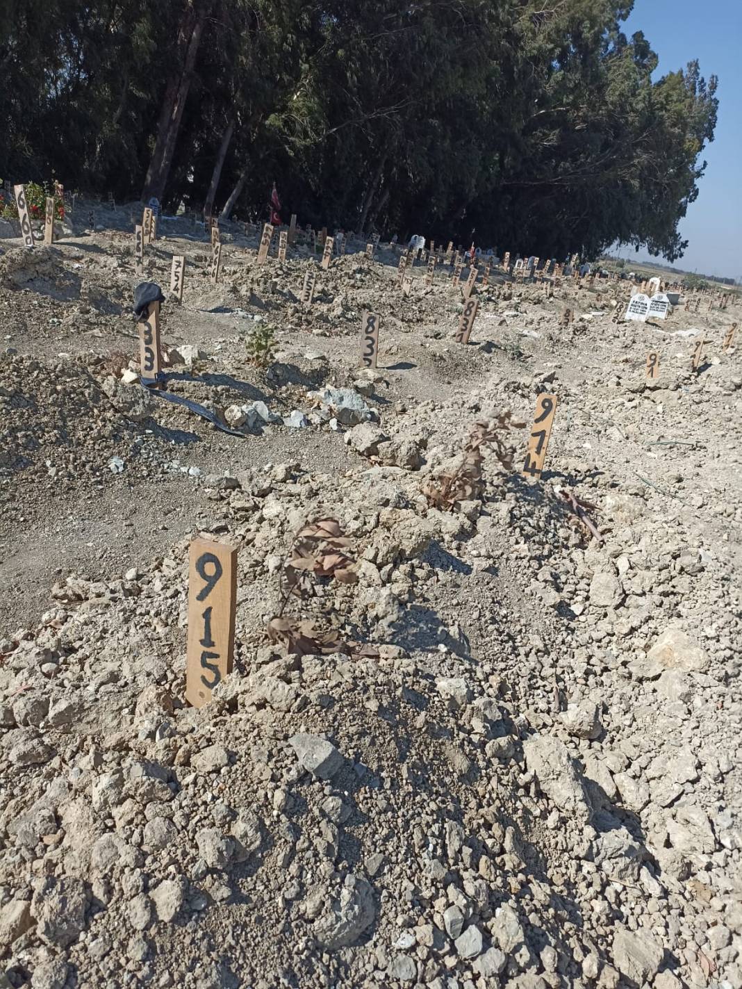 Depremden 180 gün sonra Rönesans Rezidans'ta kızı ve torununun cenazesine ulaştı 9