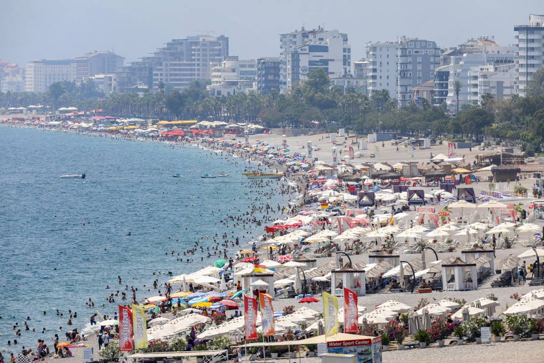 Antalya'da yüzde 76'ya ulaşan nem, bunalttı 2