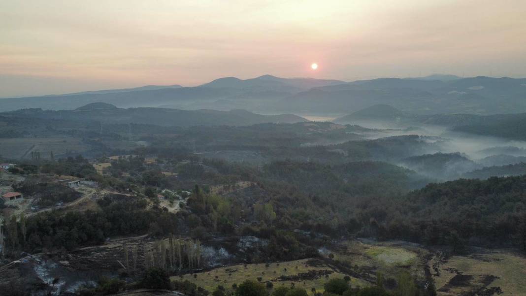 Yangın bölgesi havadan görüntülendi: 4 bin 80 hektar alan etkilendi, Çanakkale griye döndü 13