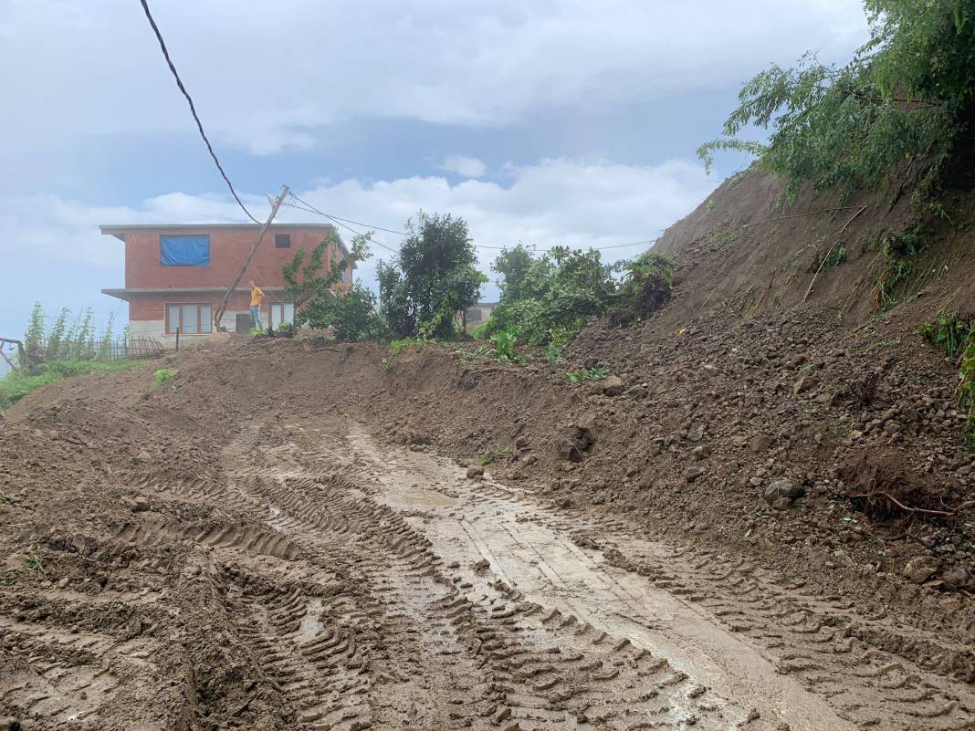 Rize'de sel ve heyelan: 1 ev yıkıldı, 8 ev boşaltıldı, yolda 3 metrelik çukur oluştu 5