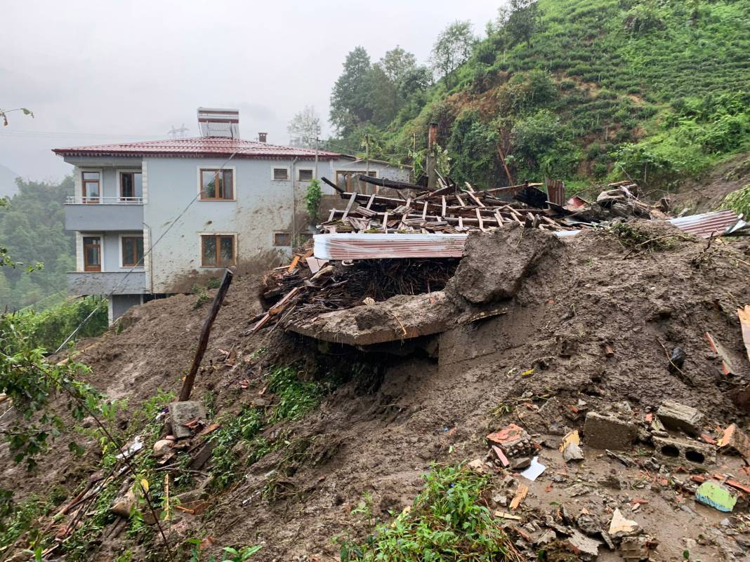 Rize'de sel ve heyelan: 1 ev yıkıldı, 8 ev boşaltıldı, yolda 3 metrelik çukur oluştu 2