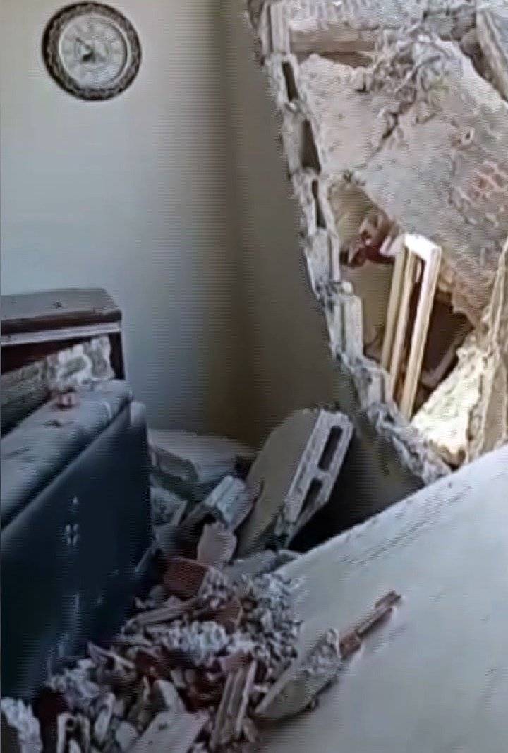 Elazığ'da ağır hasarlı bina kontrollü yıkım sırasında çöktü, yanındaki binaya zarar verdi 5