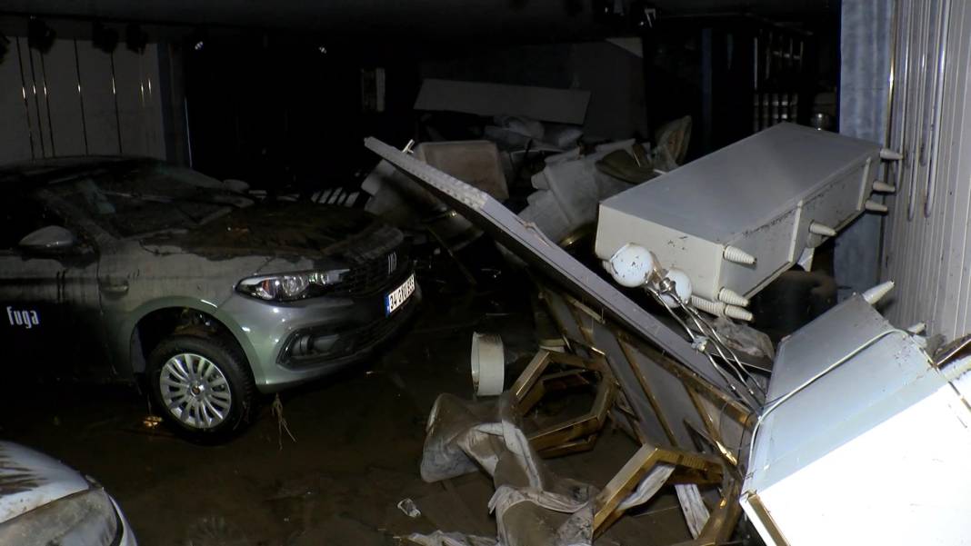 Mobilyacılar sitesini su bastı; araçlar mağazalara girdi 6