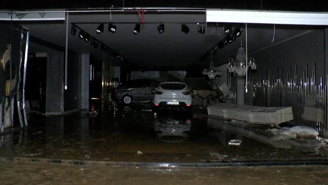 Mobilyacılar sitesini su bastı; araçlar mağazalara girdi 5