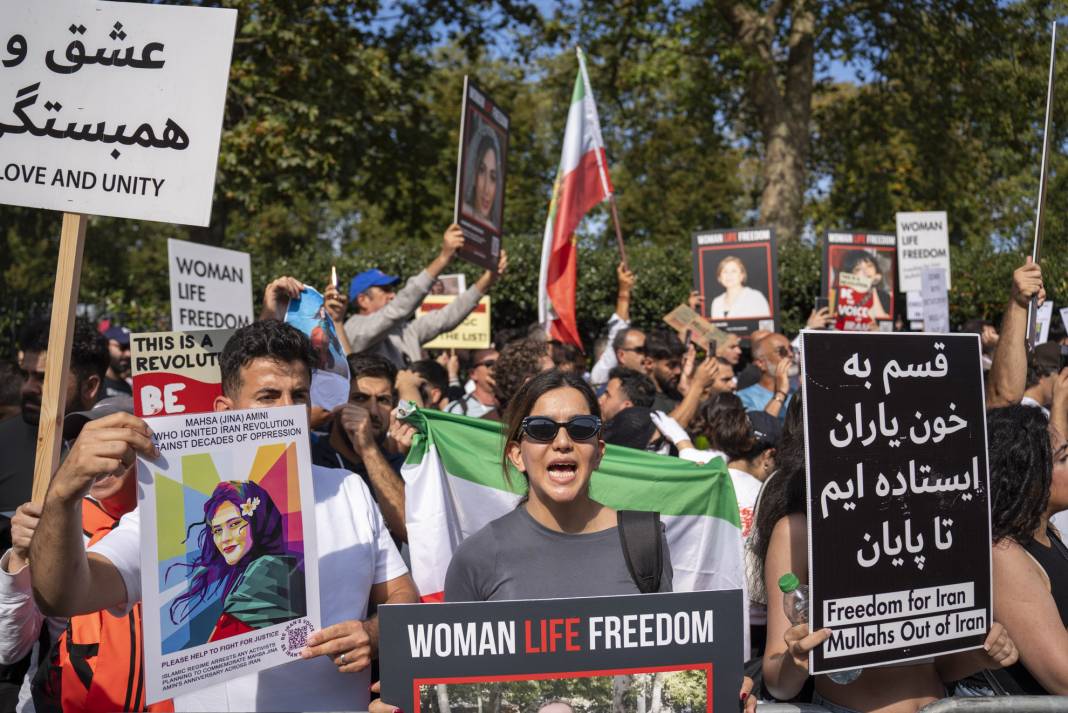 Mahsa Amini ölüm yıl dönümünde Londra’da anıldı: İran’da kadınlar özgürce şarkı söyleyebilsinler diye... 23