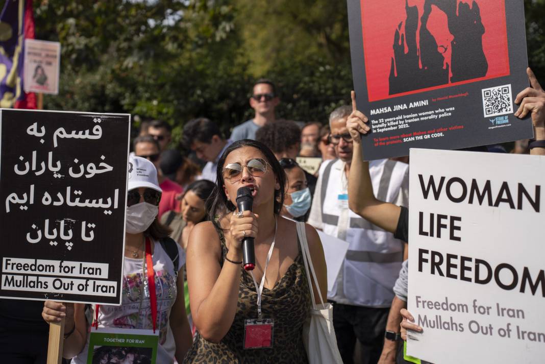 Mahsa Amini ölüm yıl dönümünde Londra’da anıldı: İran’da kadınlar özgürce şarkı söyleyebilsinler diye... 19