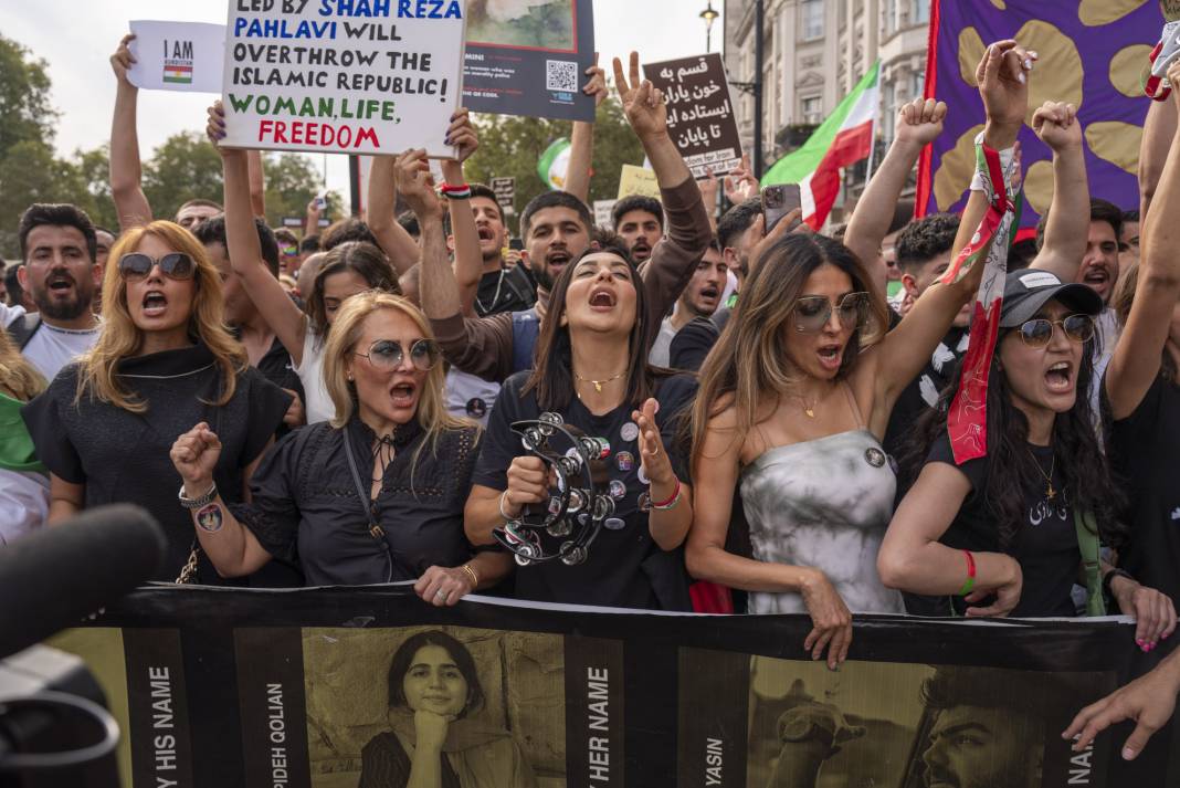 Mahsa Amini ölüm yıl dönümünde Londra’da anıldı: İran’da kadınlar özgürce şarkı söyleyebilsinler diye... 16