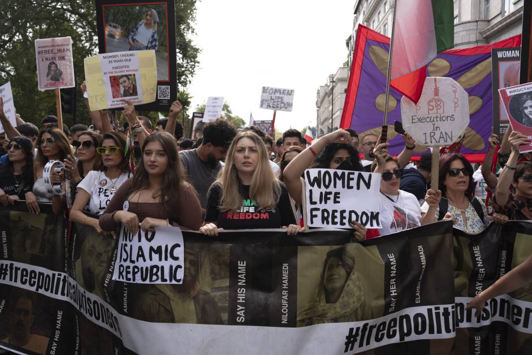 Mahsa Amini ölüm yıl dönümünde Londra’da anıldı: İran’da kadınlar özgürce şarkı söyleyebilsinler diye... 15